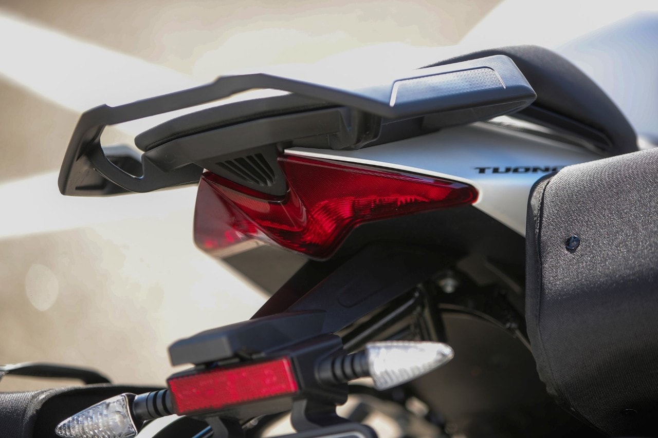 Aprilia Tuono V4 VS KTM 1290 Super Duke GT: la SFIDA delle hypernaked!